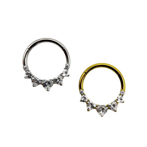 Titāna priekšpusē vērsts sirds dārgakmens gredzens