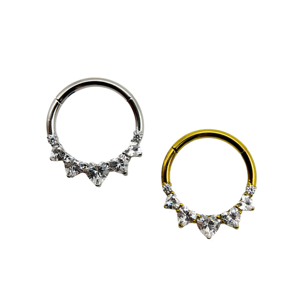 Titāna priekšpusē vērsts sirds dārgakmens gredzens