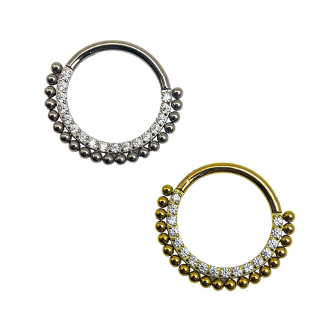 Titāna dārgakmens un ārējais pērlīšu gredzens