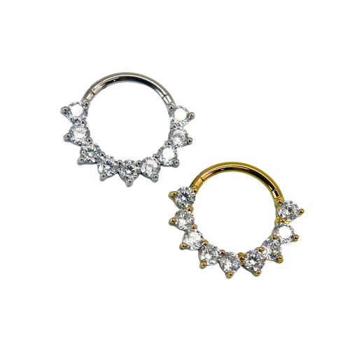 Titāna priekšpusē vērsts apaļš dārgakmens gredzens