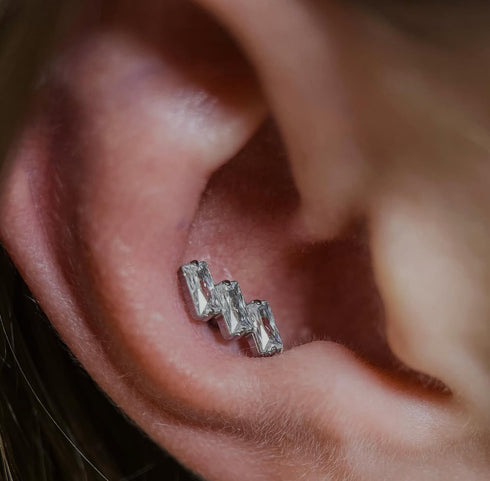 Titāna trīskāršā bagetes kristāla labret spraudnis